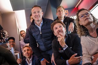 L'équipe Tudor avec notamment le directeur de course Fabian Cancellara sera sur Paris-Nice KEYSTONE/VALENTIN FLAURAUD